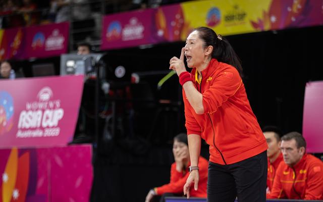 女篮亚洲杯赛场，郑薇在场边指挥比赛。 图/新华社