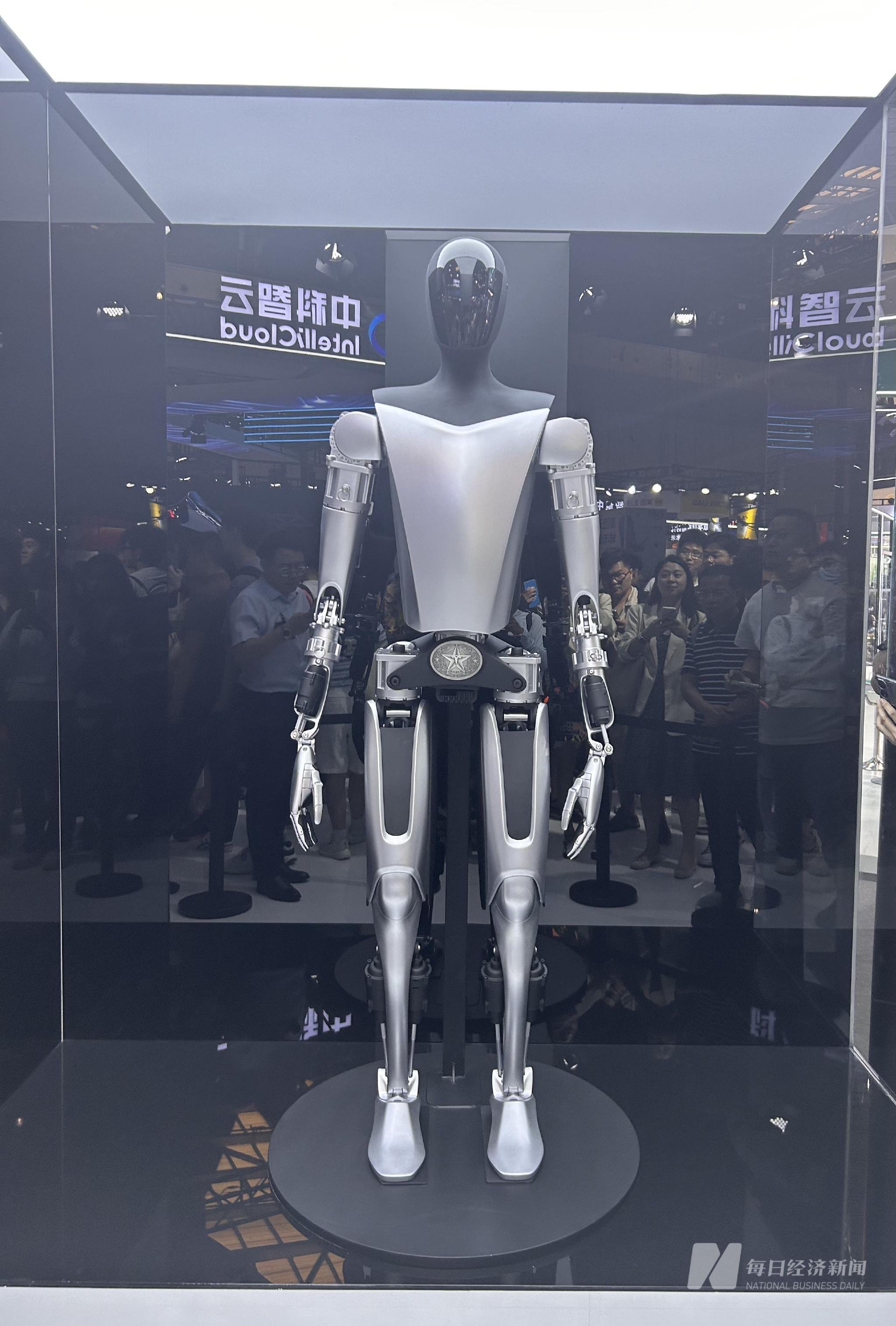 特斯拉展出的人形机器人. 图片来源:每经记者 程雅 摄