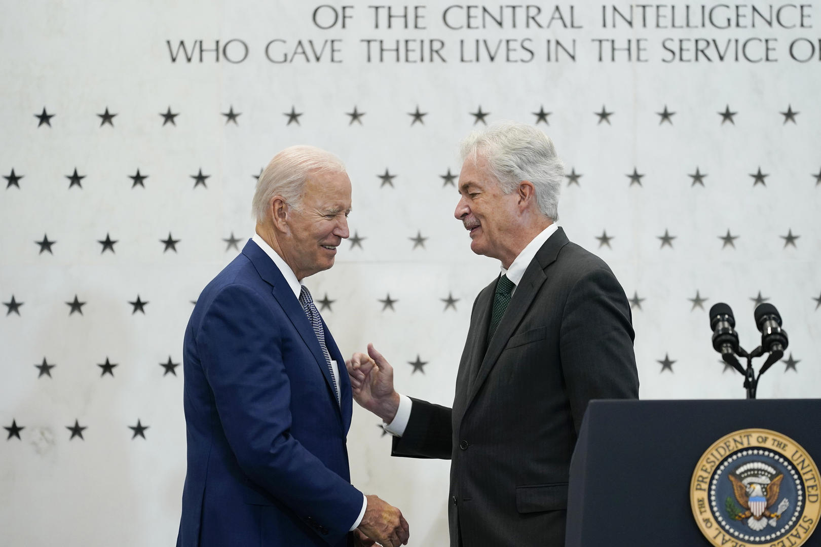 ↑美国总统拜登（左）与CIA局长伯恩斯。
