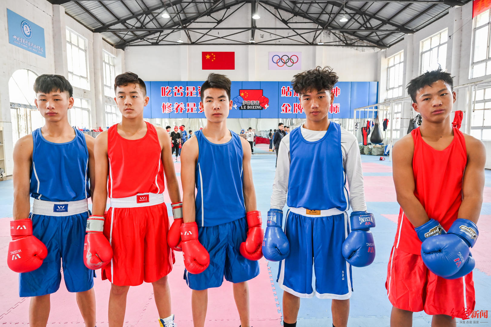 ↑泸沽中学拳击馆，阿杰与同伴的合影 红星新闻资料图