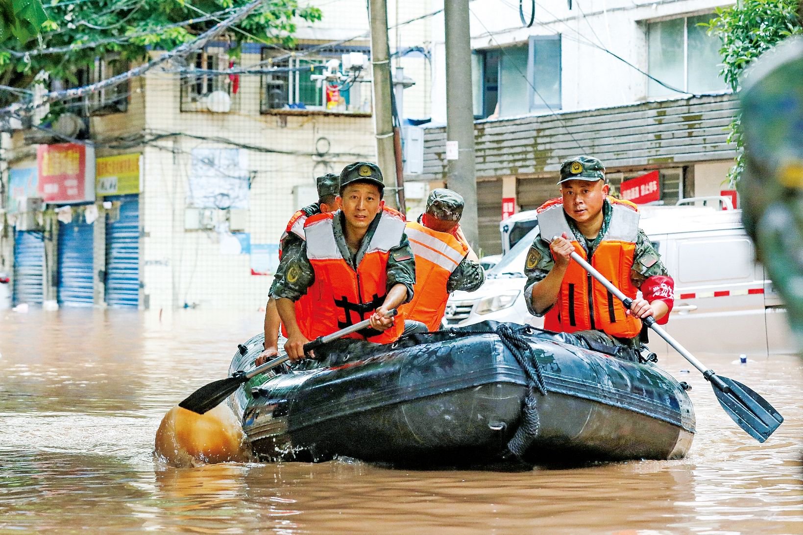7月4日,重庆市万州区五桥街道发生严重内涝,武警官兵乘坐橡皮艇搜救