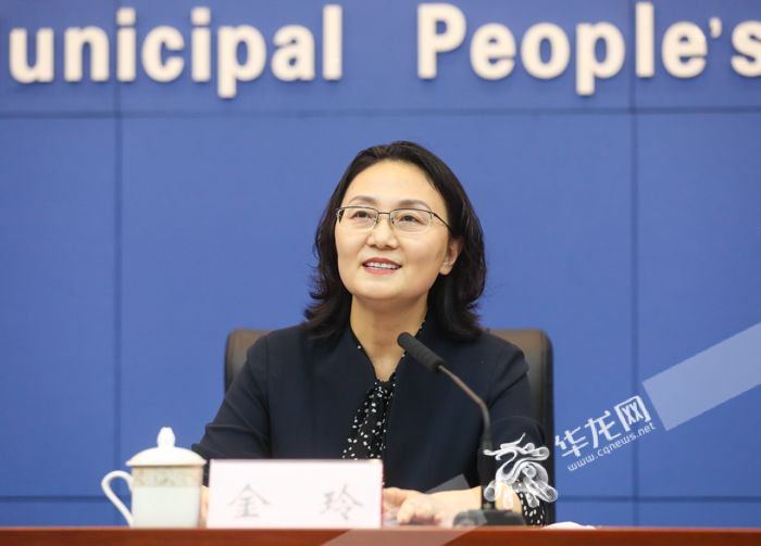 金玲回答记者提问.华龙网-新重庆客户端记者 张质 摄