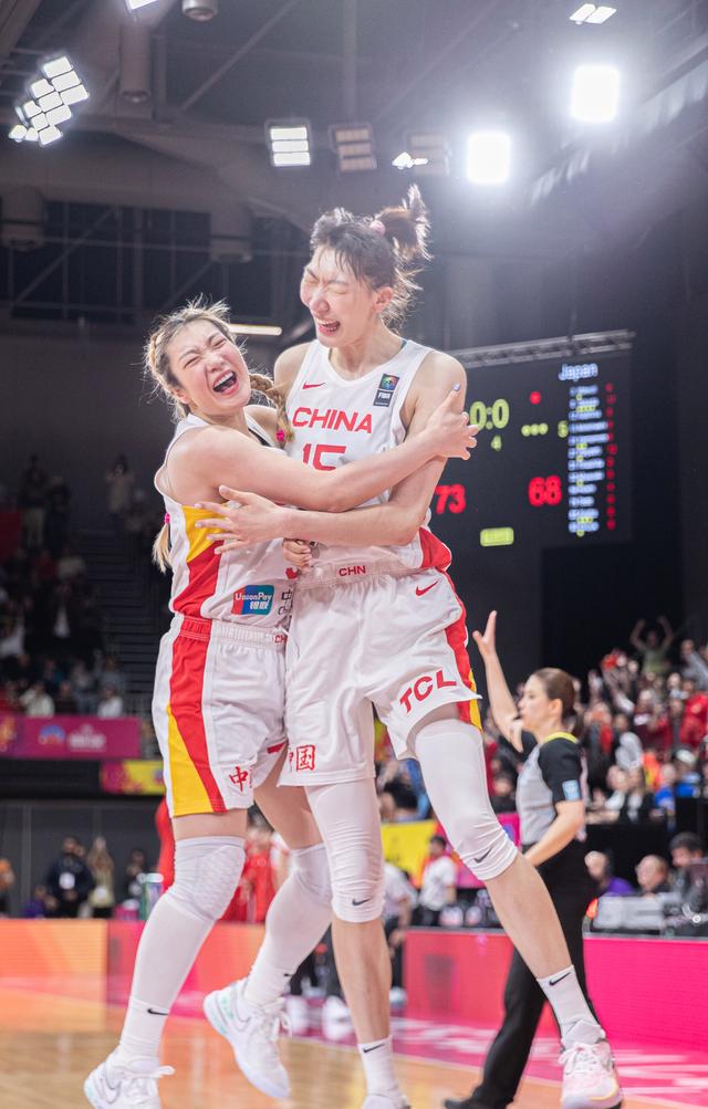 中国女篮两大核心李梦（左）和韩旭庆祝亚洲杯夺冠。 图/新华社