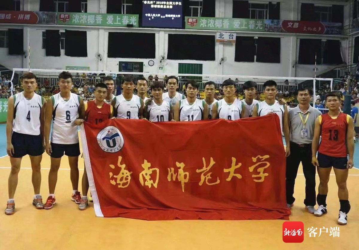 告诉记者,他在读大学的时候,课余时间他多次出现在海南多个乡村排球场