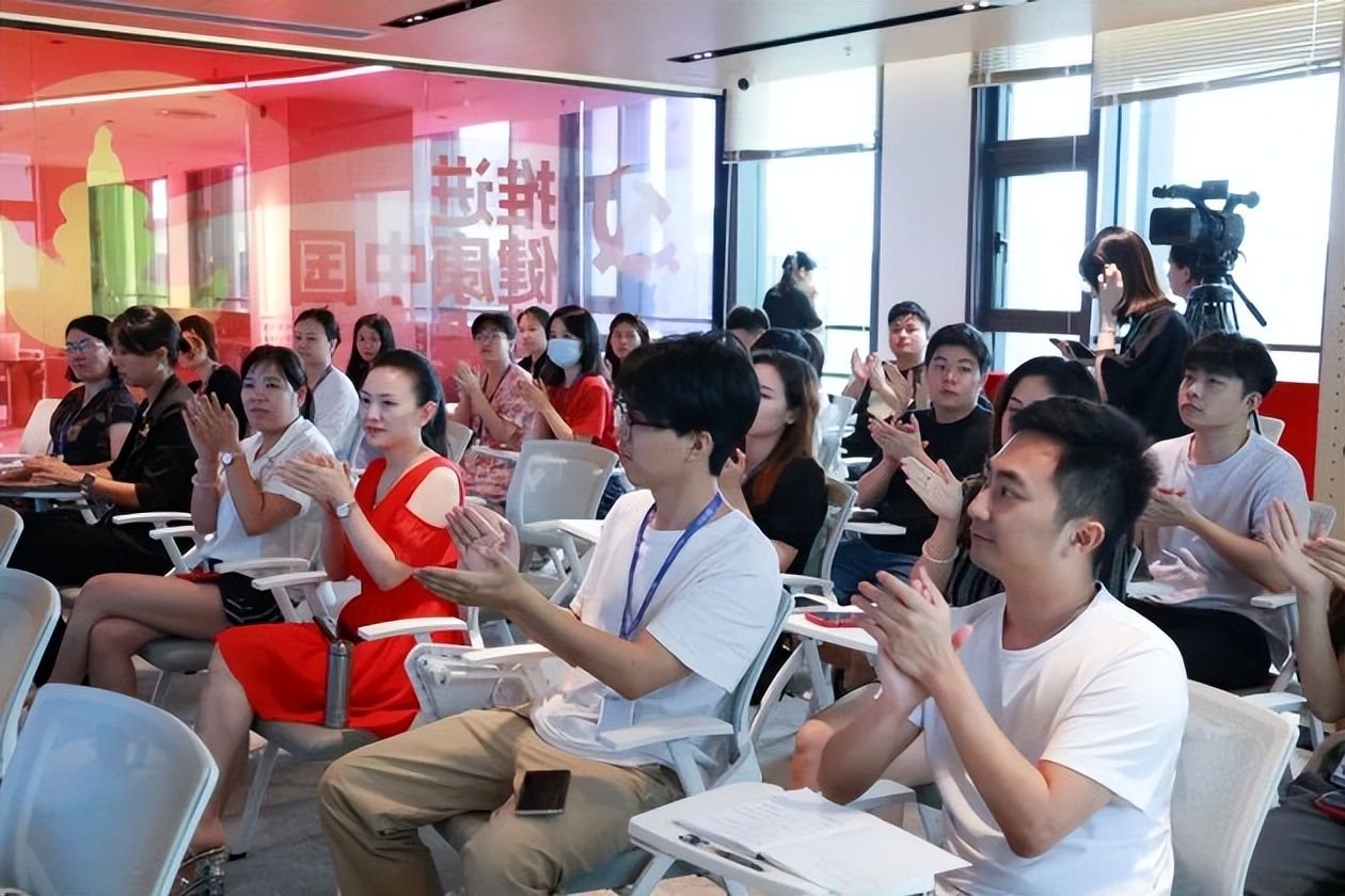 党员们认真听党课