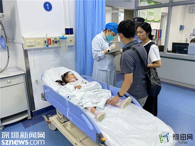 应急队员和民警送小孩到深圳北大医院就医.