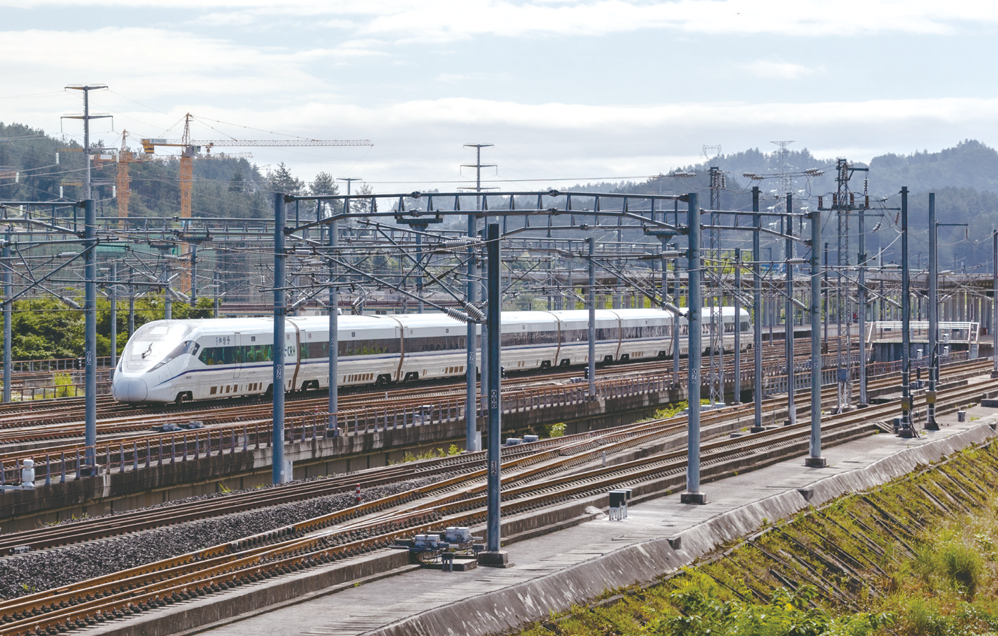 7月5日,参与试验的55301次列车经过贵州省龙里北站    新华社发据新华