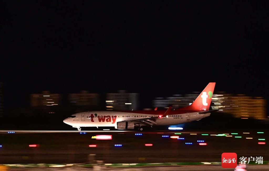 航空执飞的tw621航班搭载着125名旅客从韩国首尔抵达三亚凤凰国际机场