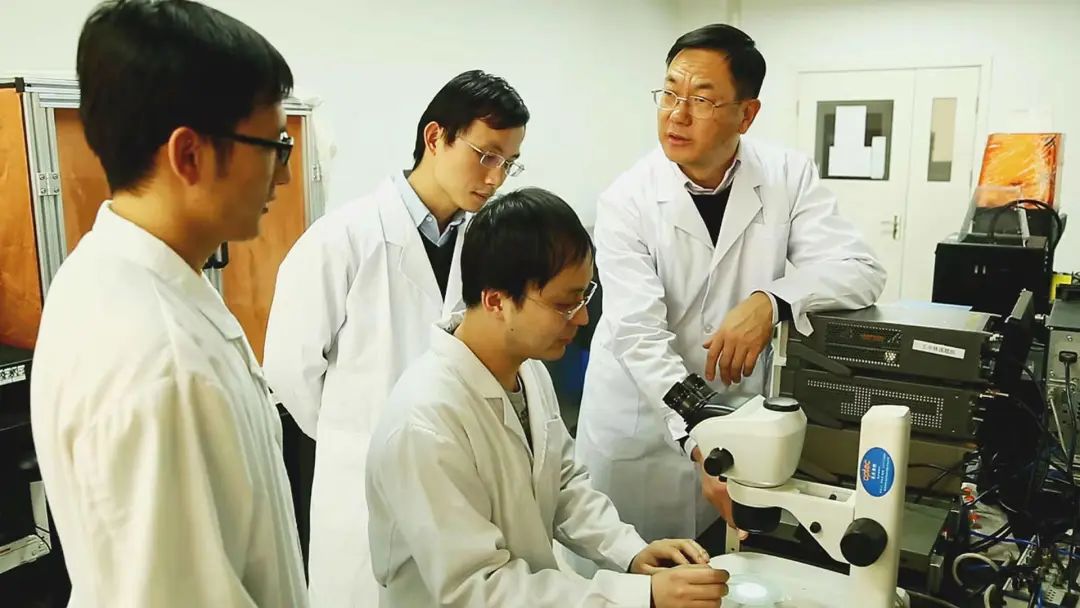 王中林（右）带领团队做研究。（北京纳米能源所供图）