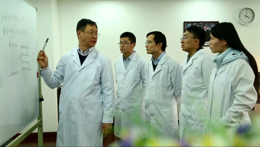 王中林（左）和团队讨论问题。（北京纳米能源所供图）