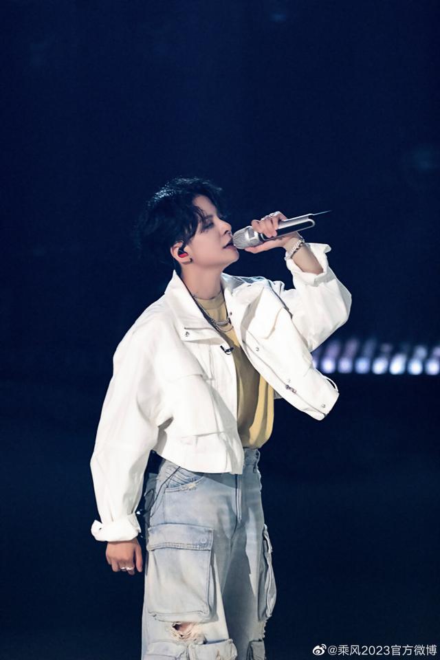 《乘风2023》的初舞台,刘逸云选择了自己新专辑的一首歌.