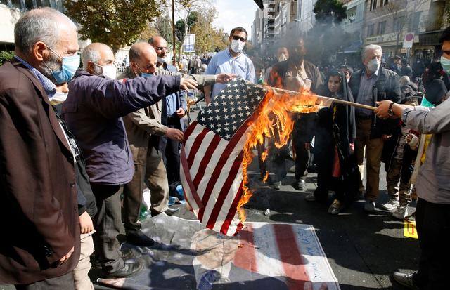 资料图:2021年11月,举行抗议的伊朗民众烧毁美国国旗. (图/东方ic)