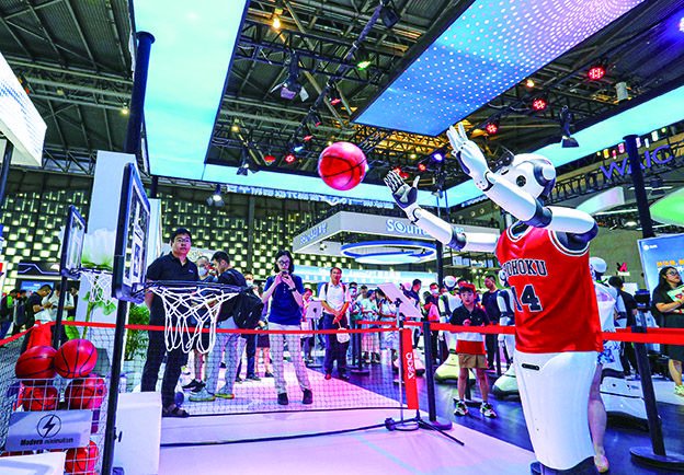 ▲7月6日，一个机器人在2023世界人工智能大会展会现场进行投篮表演。新华社记者方喆摄