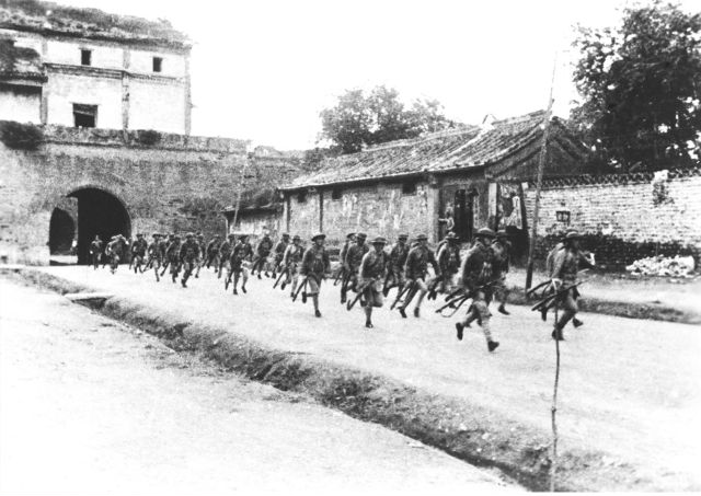 驻守宛平城的中国军队奔赴卢沟桥抵抗日军(资料照片)。新华社发