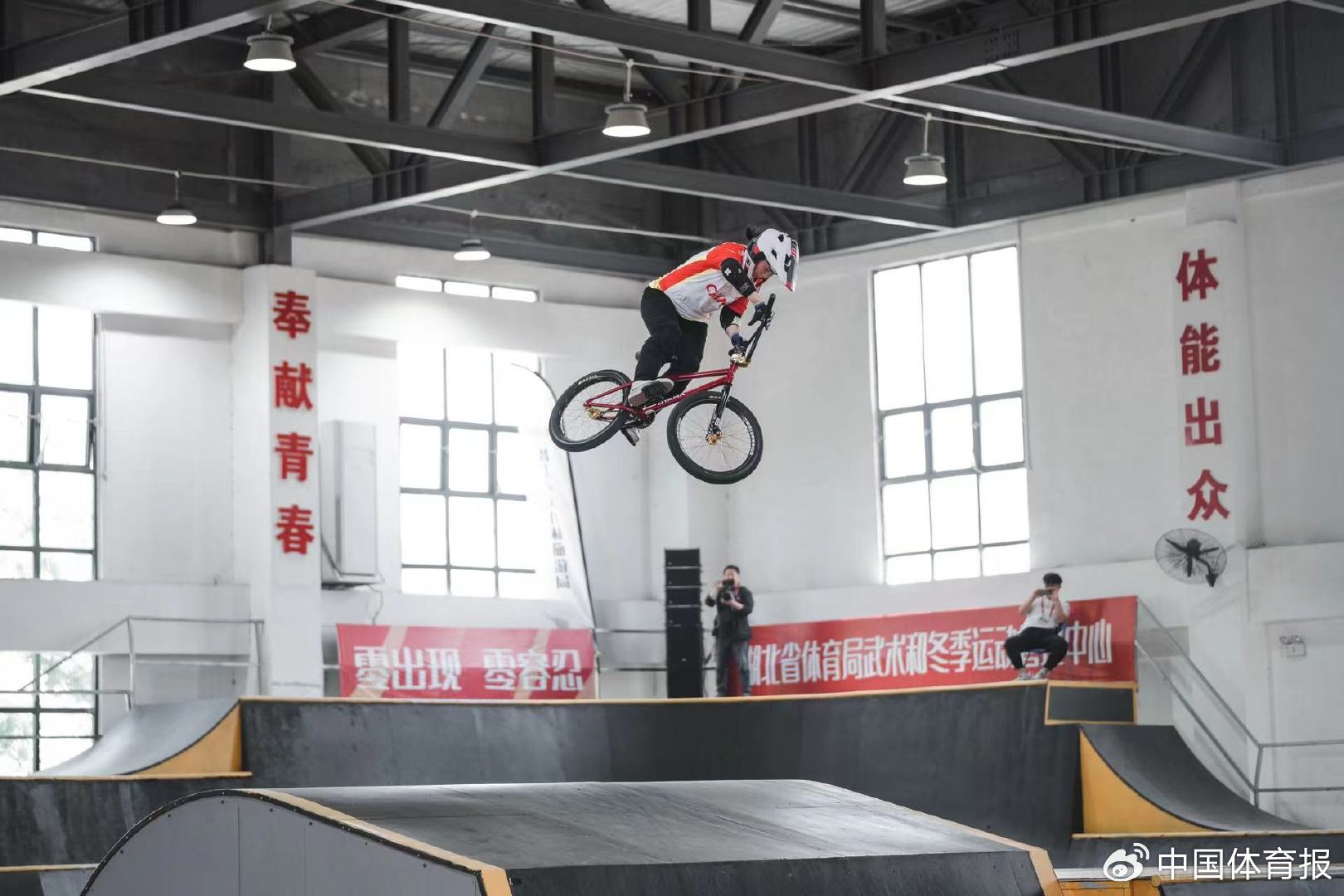 资料图侧踢,交叉手腾跃,后空翻……在自由式小轮车训练场地上,队员们