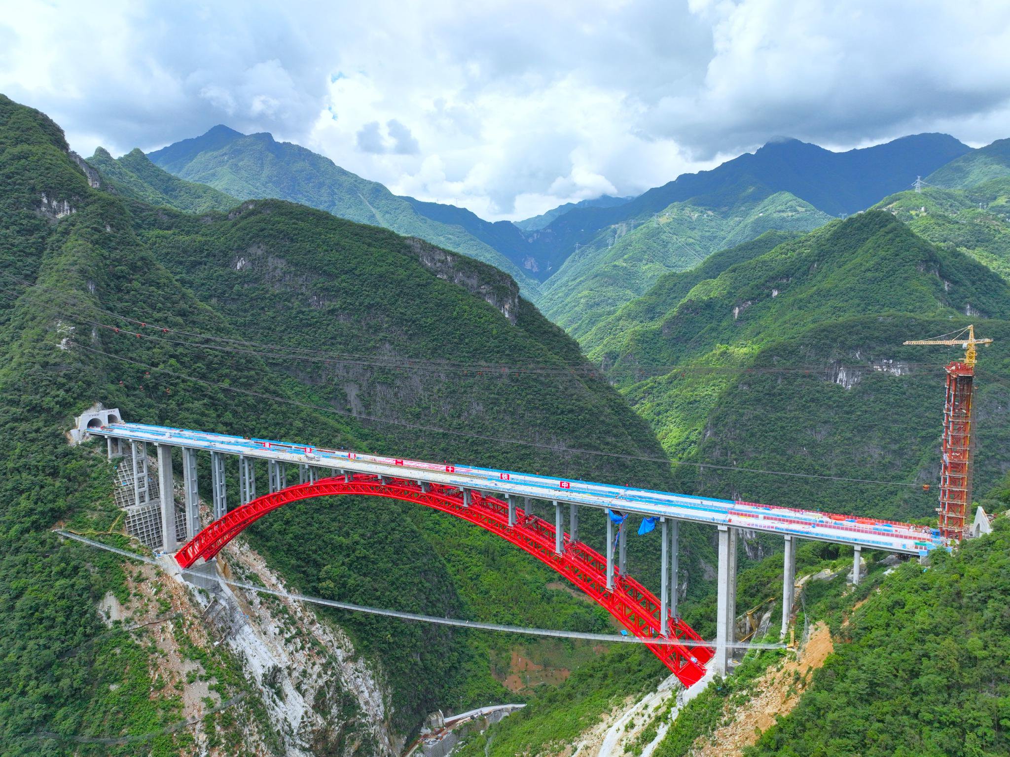 跨越深谷的东溪河特大桥