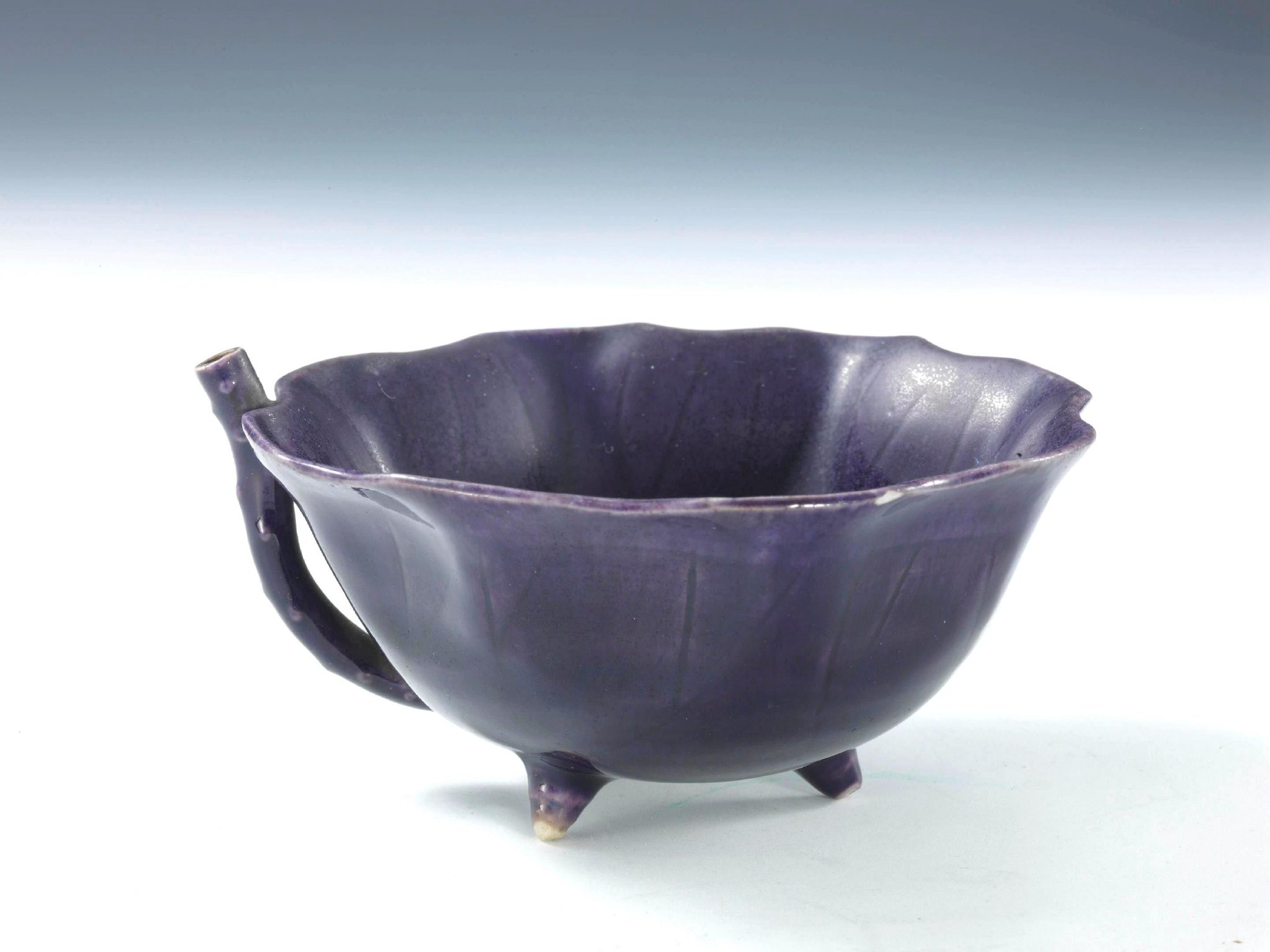 清康熙 茄皮紫釉塑荷蟹形吸杯 天津博物馆藏