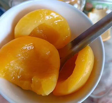 嗓子太疼，只敢吃黄桃罐头。图片由受访者提供