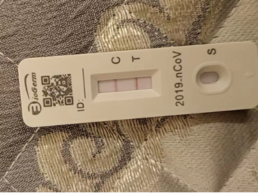 在酒店测的抗原。图片由受访者提供