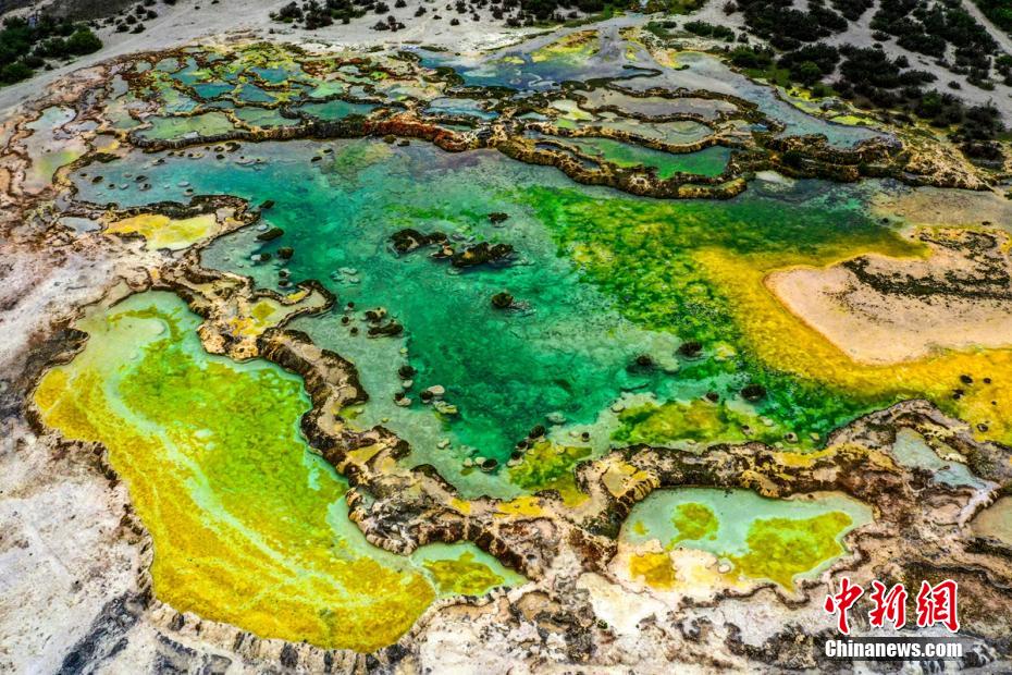 四川省甘孜州:隐藏在山谷中的最美钙化彩池