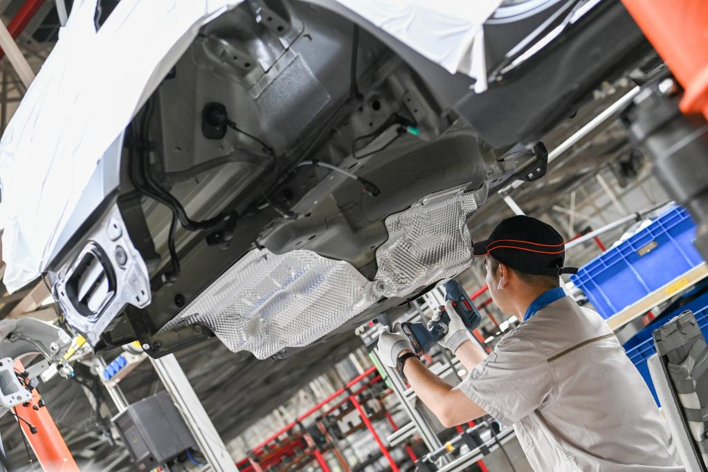 在位于吉林长春的一汽-大众长春生产整车制造一部总装一车间,工人在