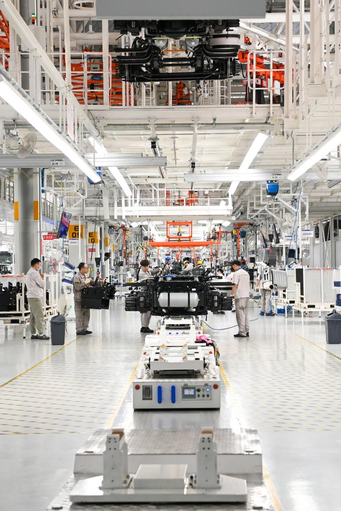 在位于吉林长春的一汽解放j7智能工厂内,工人在生产线上装配车辆(6月