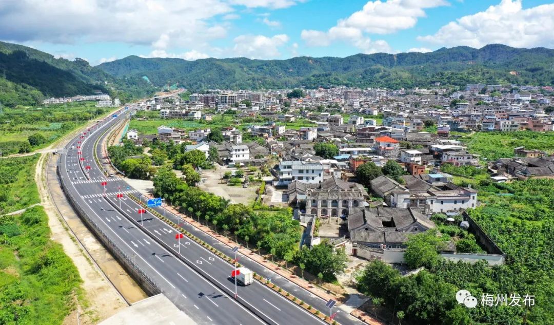 双向四车道的s221线湖寮至枫朗段公路路面宽阔,沥青路面让车辆在青山