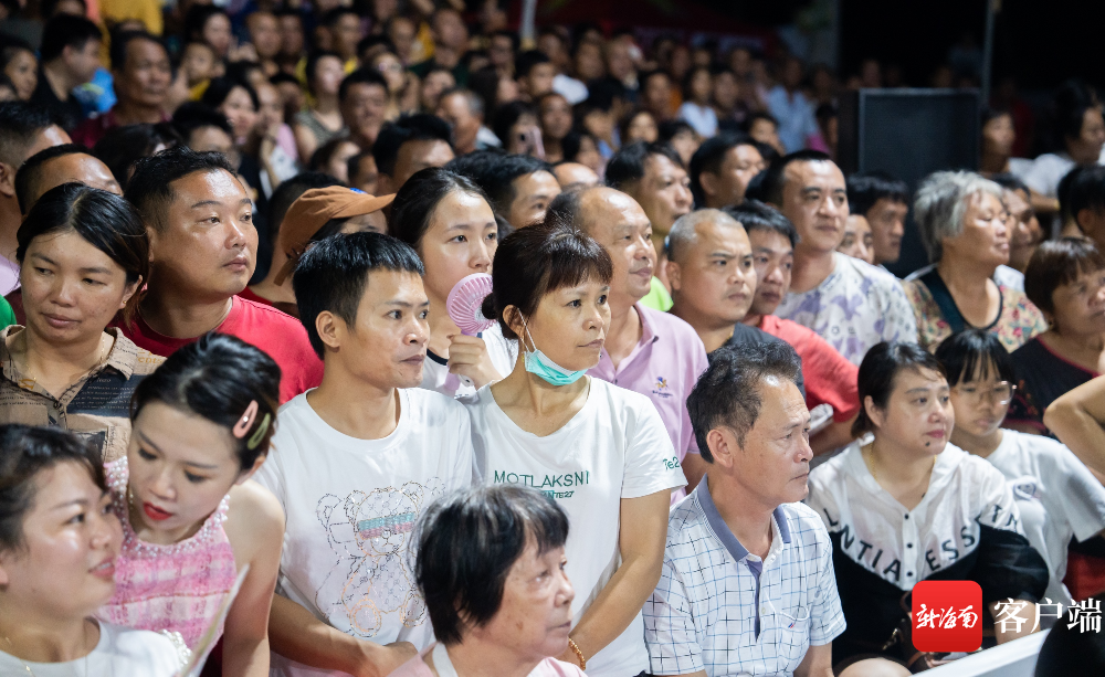 现场观众全神贯注地观看球赛.记者 李昊 摄