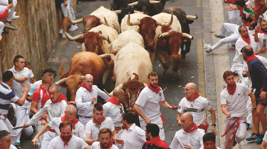 西班牙奔牛节"开栏" 老城里万人狂欢|西班牙_新浪财经_新浪网