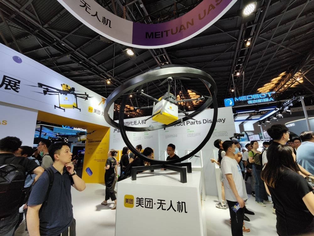 7月6日，世界人工智能大会展会现场，美团展示的第四代送餐无人机新机型。新华社记者 杨有宗 摄