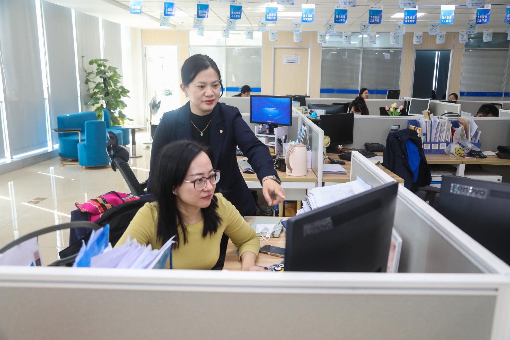 张熙与同事交流.记者 姚皓 摄