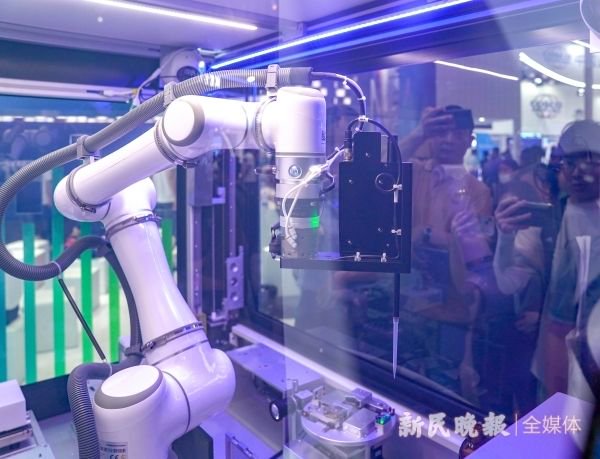 图说：晶泰科技AI药物研发自动化机器人可以在现实中合成AI设计的具有成药潜力的分子，并作测试 新民晚报记者 陈梦泽 摄