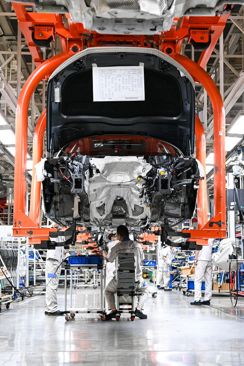 在位于吉林长春的一汽-大众长春生产整车制造一部总装一车间,工人在