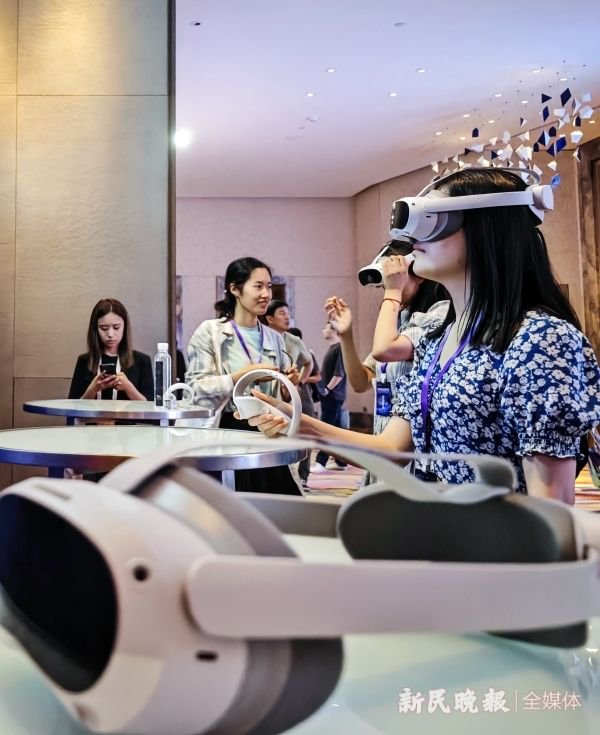图说：科学前沿主论坛现场的VR眼镜可以看直播 陶磊 摄