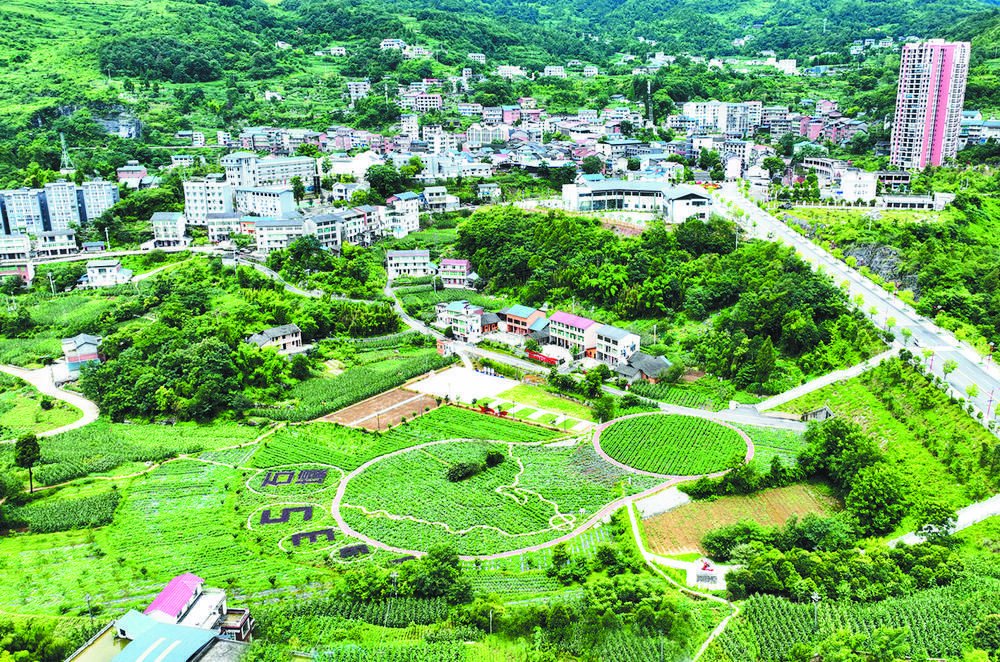 石泉村,用农作物和田间小路组成一个巨大的足迹图案.