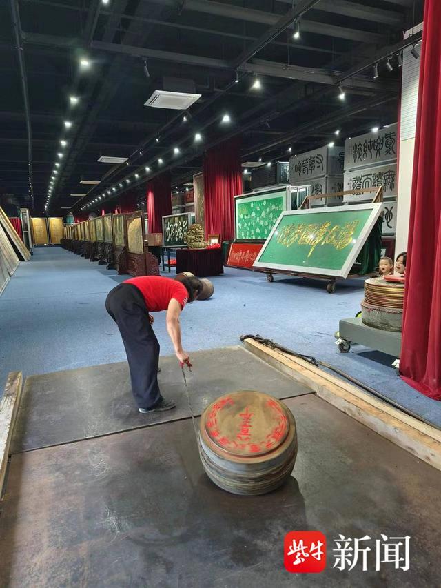 常州奇人汤友常再创奇迹 ,玩转3385斤陀螺|皇帝_新浪财经_新浪网