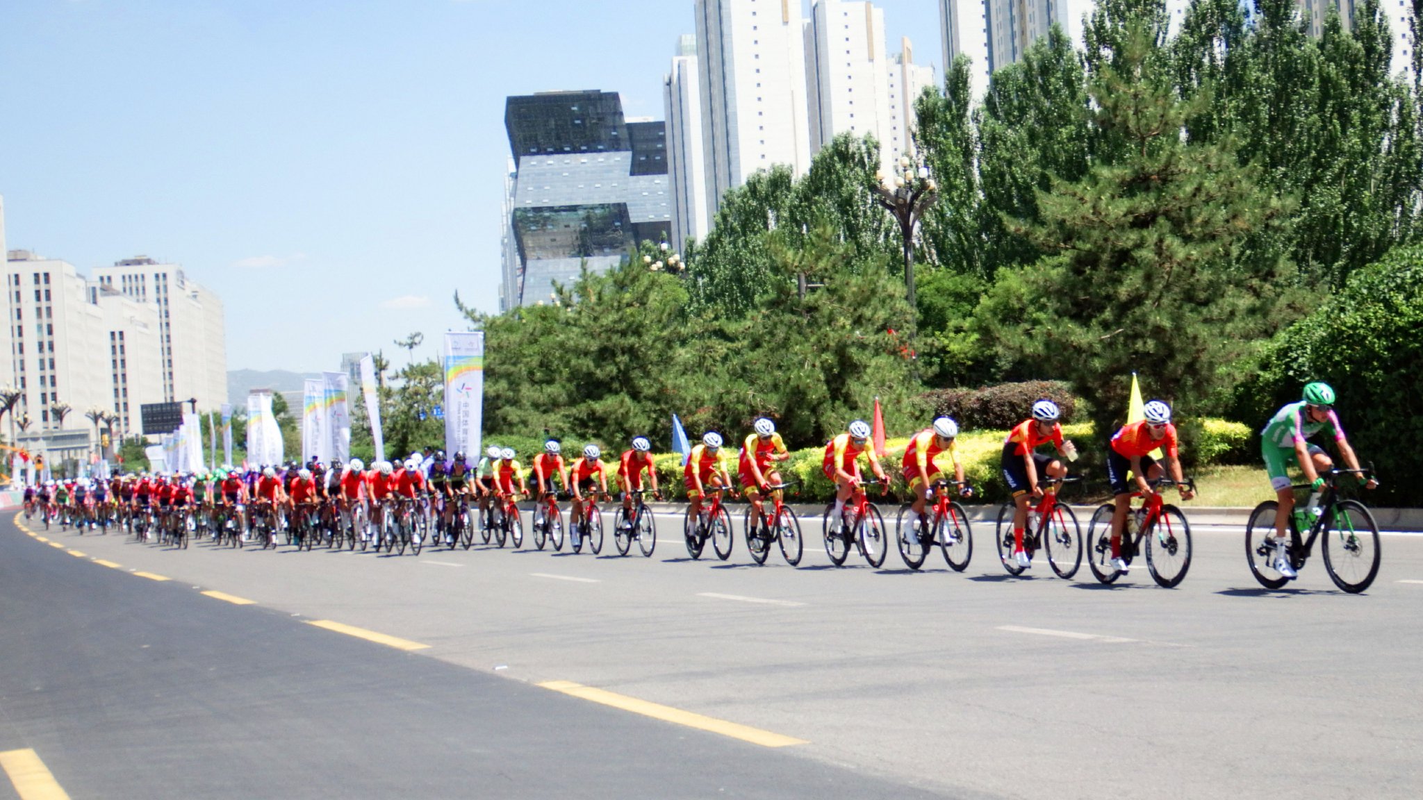第二十二届环青海湖国际公路自行车赛首日:西宁绕圈赛比利时老将杜邦