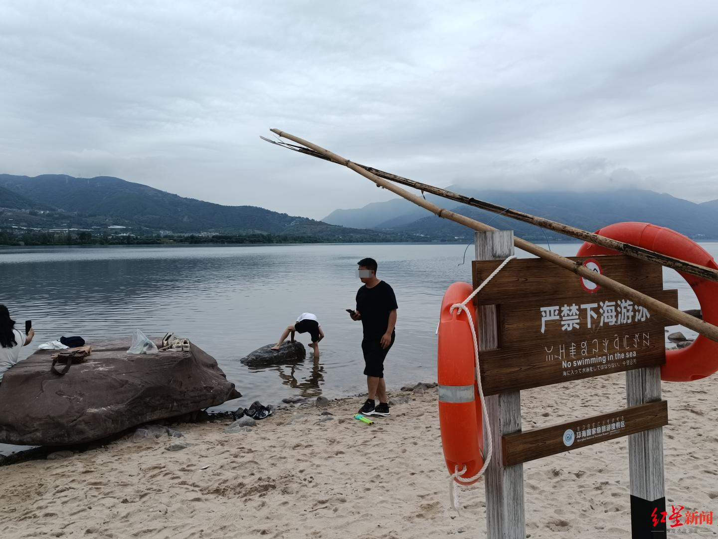 ↑沙滩上放置有竹竿、救生圈工具