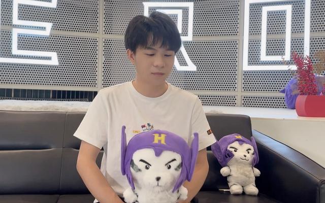 在南京hero久竞战队的画面中,出现了队伍辅助选手王滔(id:久酷)的身影
