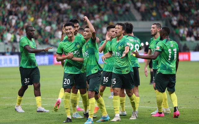 国安队员庆祝进球. 新京报记者 王飞 摄
