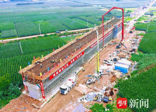 据了解,此次施工的连续梁位于盐城大丰区大中街道境内,为跨越规划镇通