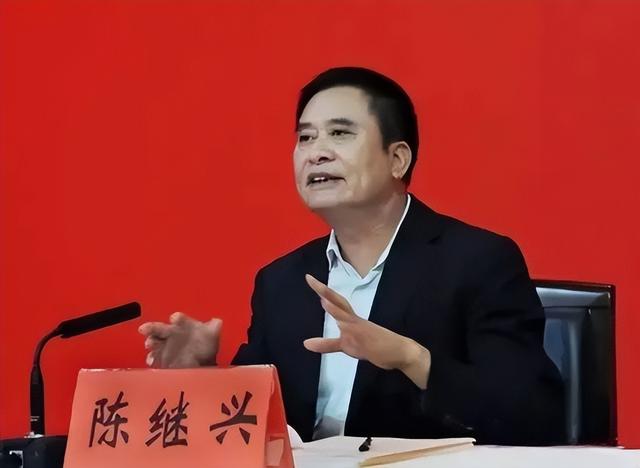 党组成员等职,1998年任省财政厅厅长,党组书记,2002年任江门市委书记