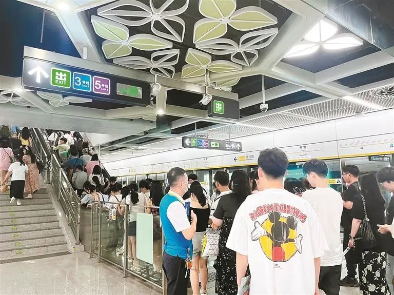 ▲乘客在地铁站内有序排队上下扶梯，换乘地铁。受访单位供图