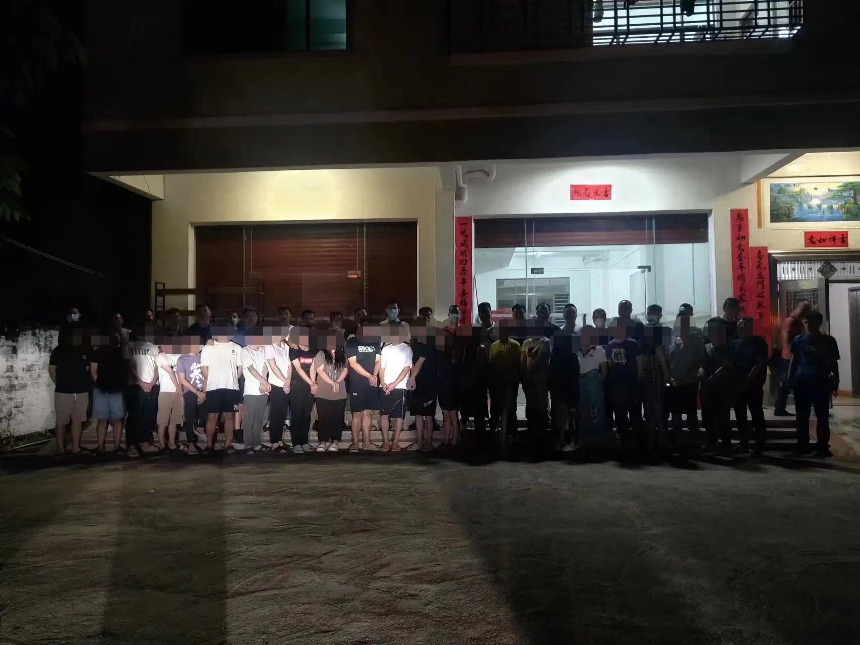 冒充女性进行"杀洋盘"式诈骗抓捕现场.海南警方供图