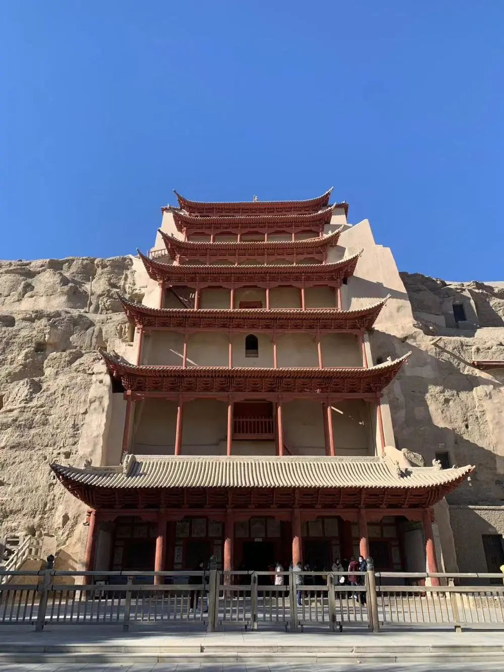 敦煌莫高窟九层楼.新华社记者 张玉洁 摄