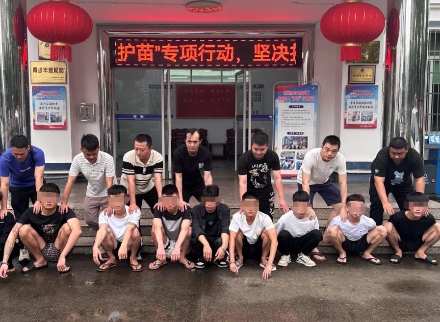 琼海强力清扫本地涉诈goip窝点团伙18个抓获的嫌疑人.海南警方供图