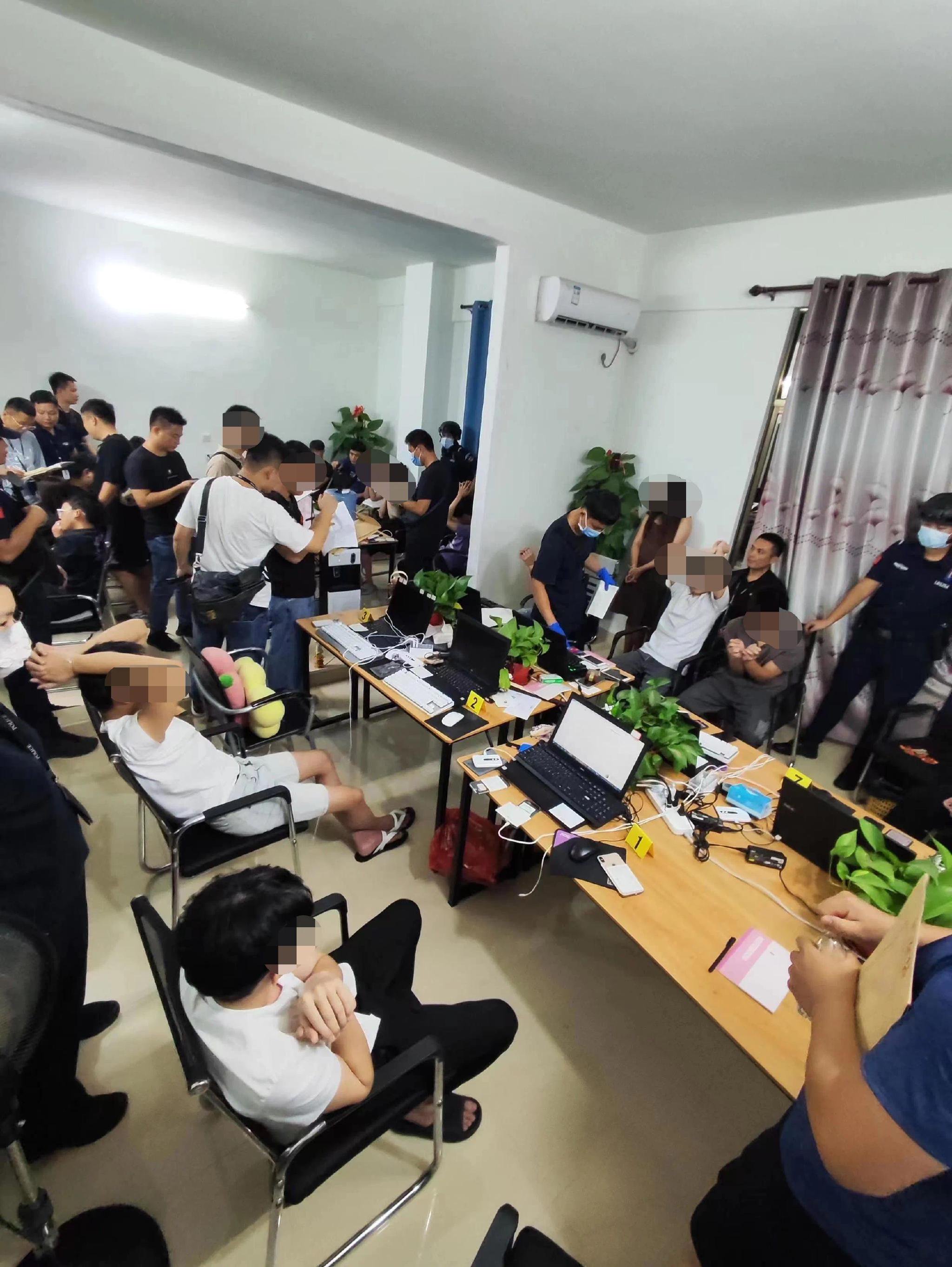 冒充女性进行"杀洋盘"式诈骗抓捕现场.海南警方供图