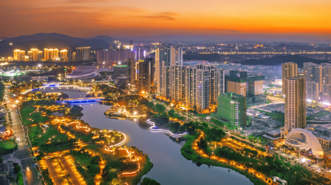 华灯初上,滨江新区流光溢彩,美丽动人.周华东&nbsp;摄