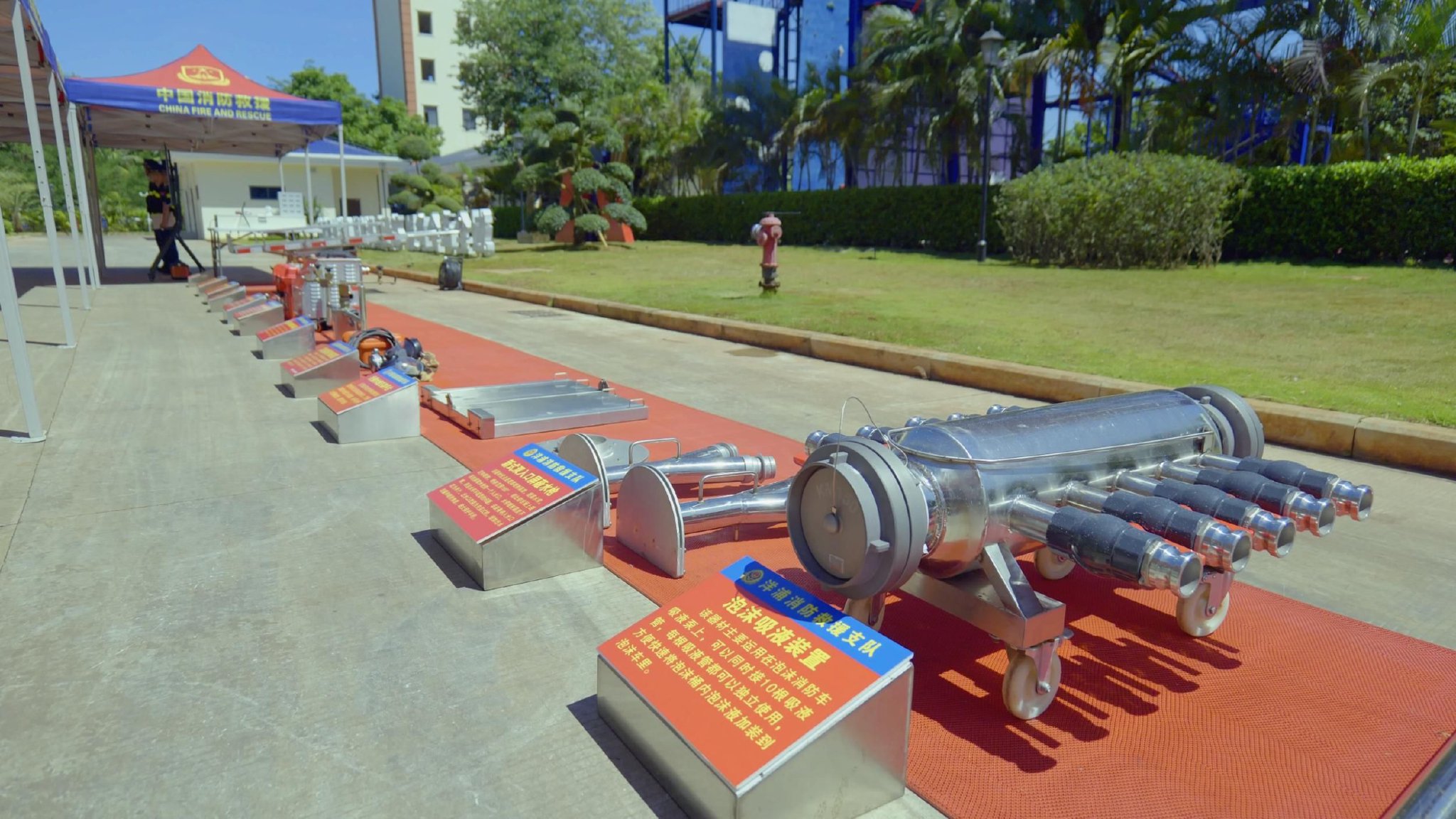 器材装备展示.洋浦消防供图
