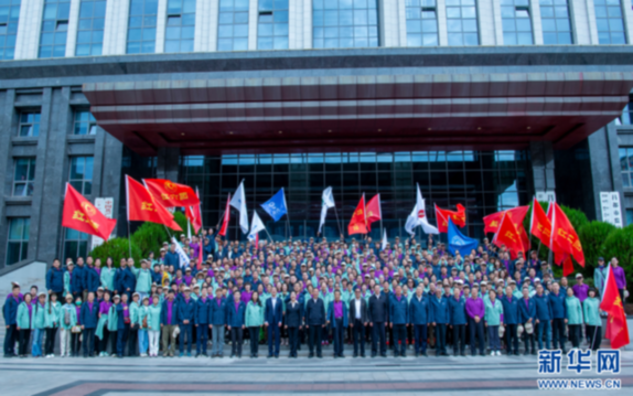 7月8日，来自北京200余家医疗单位的453位医护人员和100余位爱心志愿者合影。新华网 旦增努布 摄